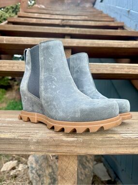 Sorel Gray Suede  women’s Chelsea Wedge Boot size 8